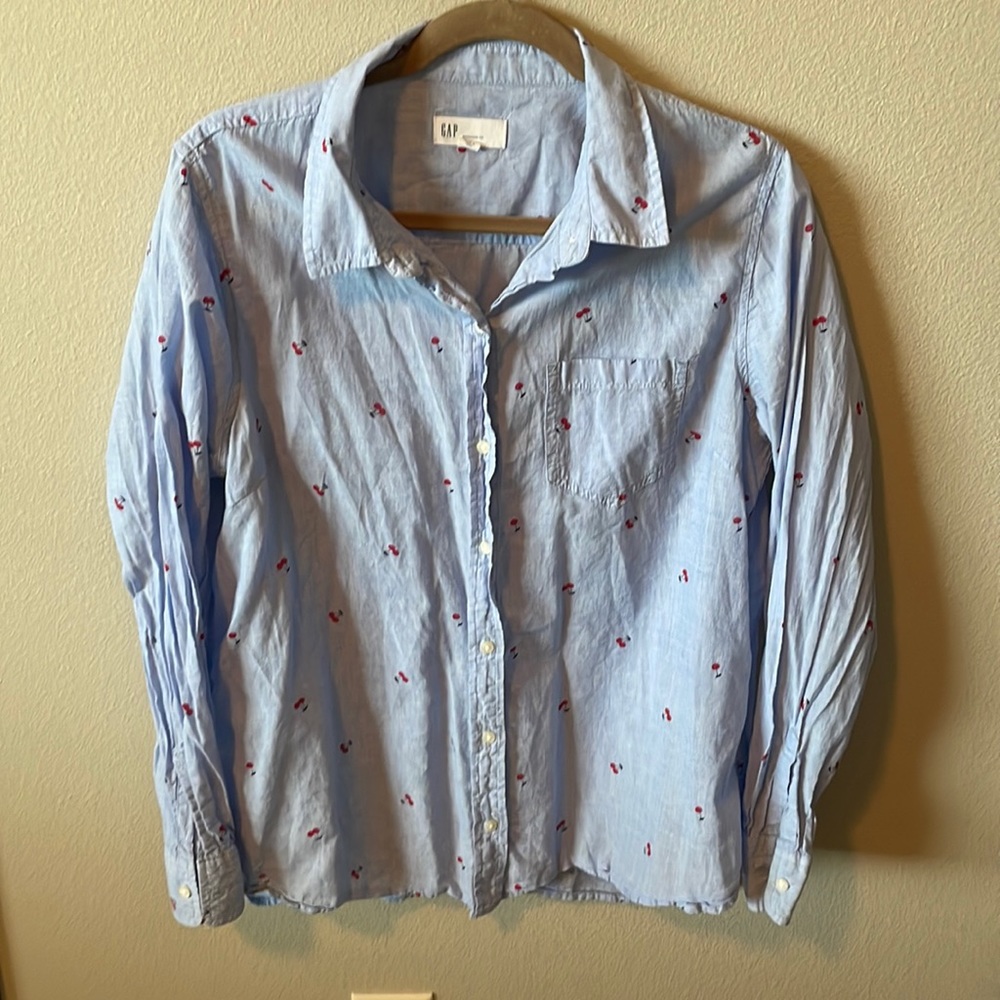Women’s Gap Lightweight Boyfriend Fit Button Shirt